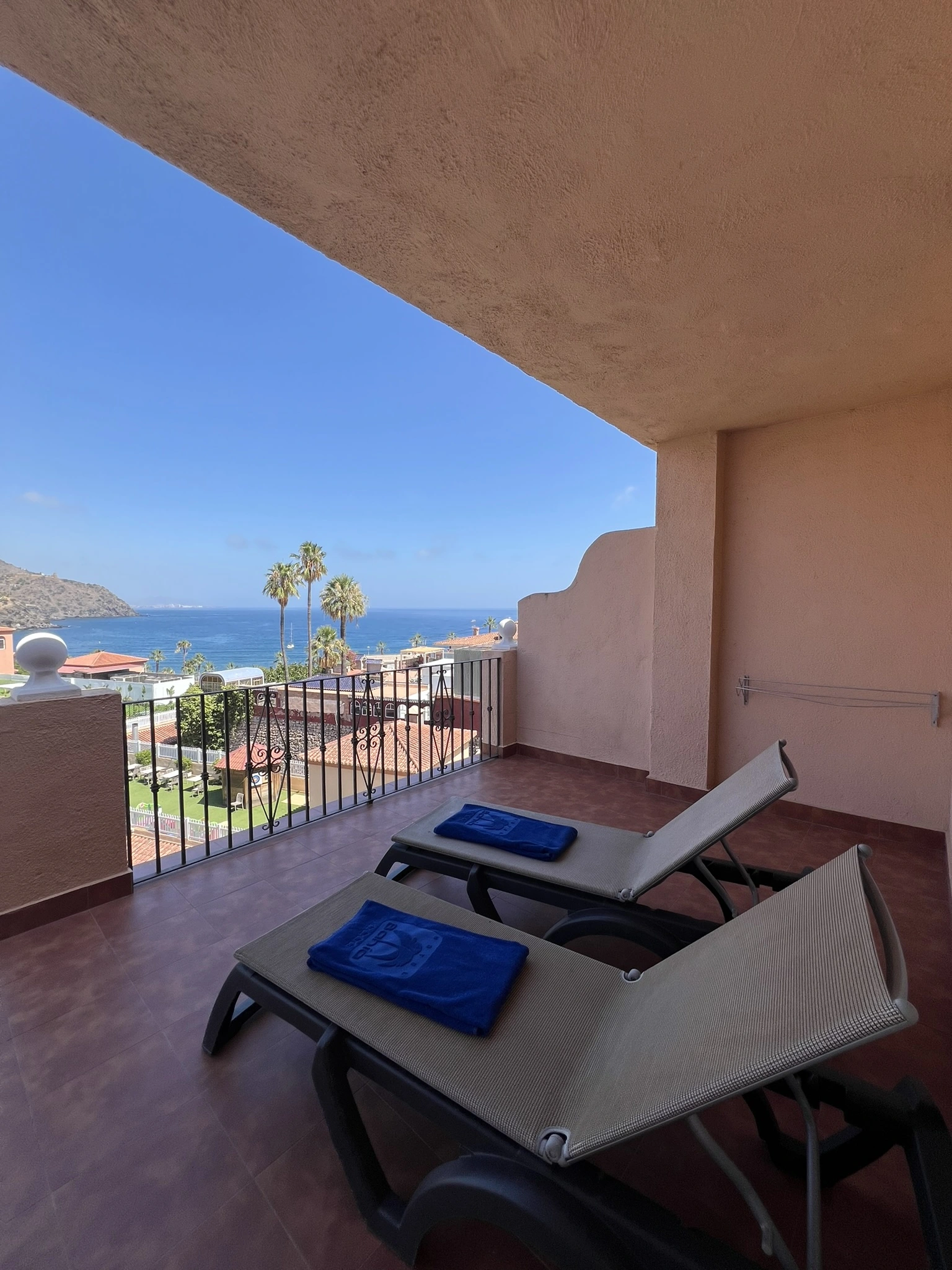 15 habitacion terraza tumbonas